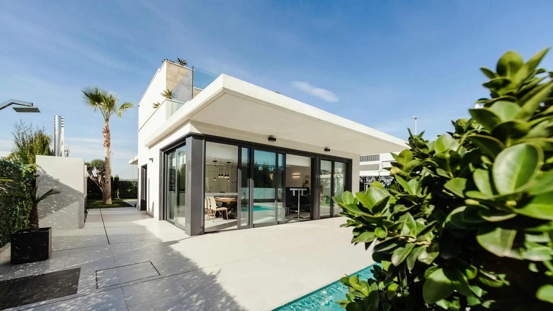 Residencia moderna con alberca y jardín