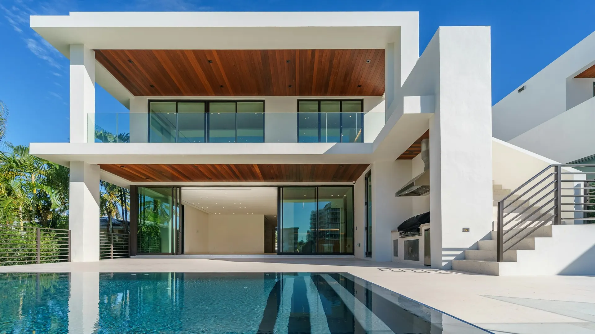 Villa de dos niveles con techos de madera y alberca